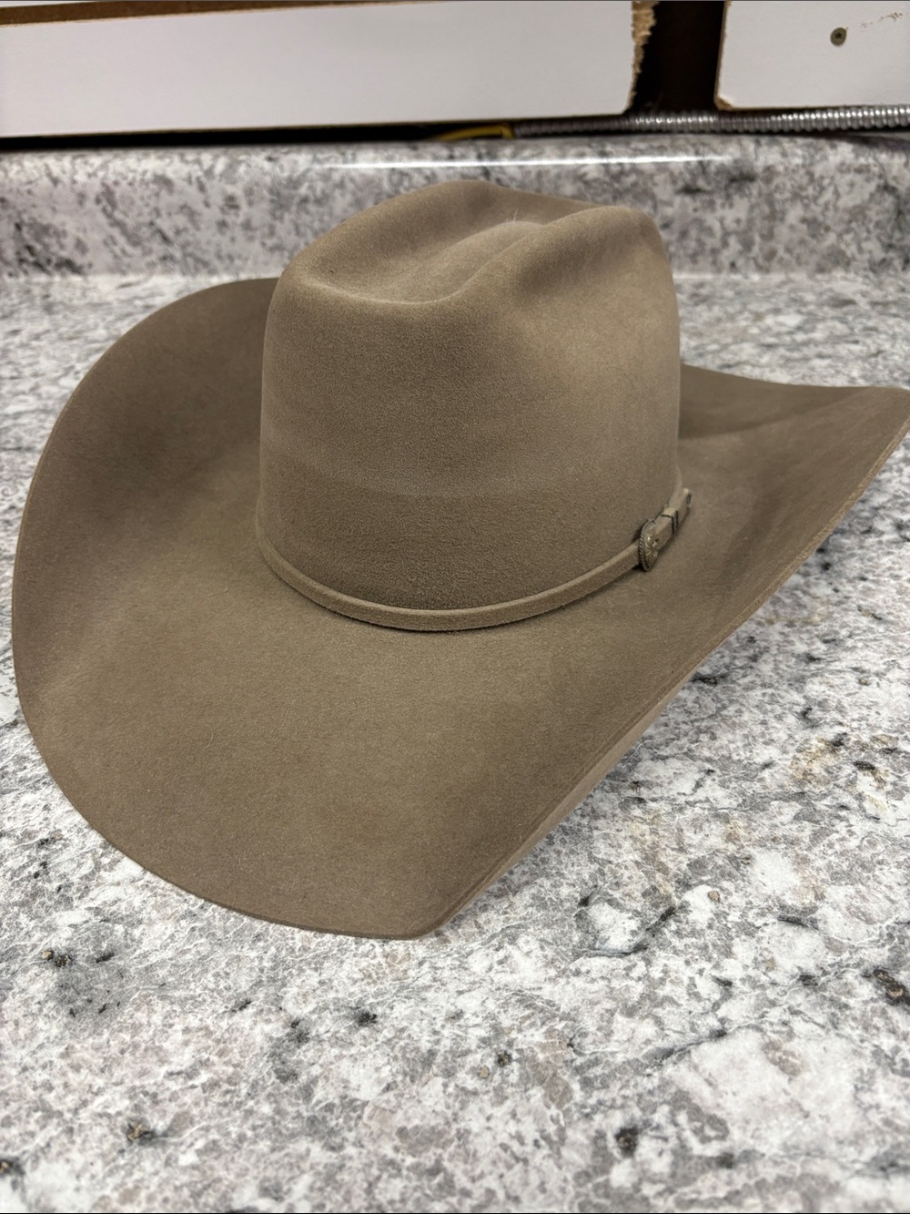 Classic Wide-Brim Felt Western Hat in Taupe Brown